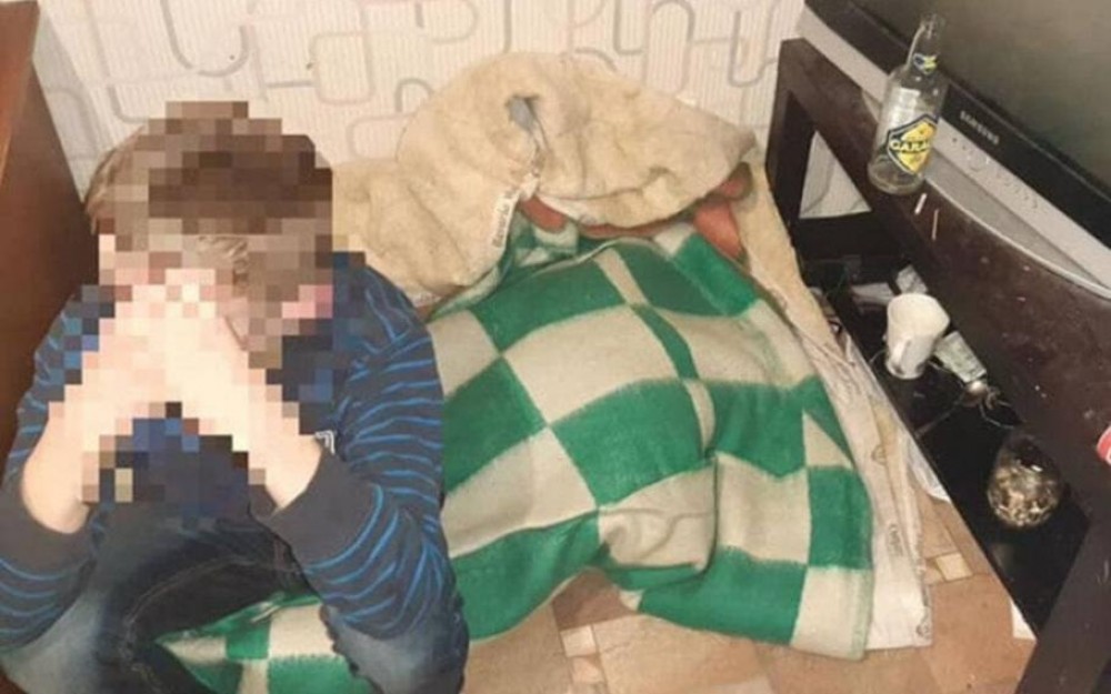 Copil de 12 ani, chinuit de propria mamă, în Ucraina: Dormea pe jos şi trăia din hrana oferită de un vecin